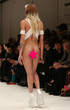 Alice Dellal lief ziemlich freizügig bei der London Fashion Week