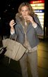 Bar trug eine bequeme Fellweste, graue Jacke und eine beigefarbene Hose