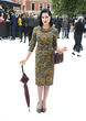 Dita von Teese zeigte sich mit Schirm und Charme