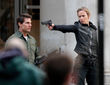 Emily Blunt bedroht Tom Cruise mit einer Waffe