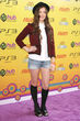 Hailee Steinfeld hat sich vom eleganten Look losgesagt und zeigte sich in kurzen Shorts mit Kniestrümpfen