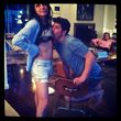 Jason Biggs nuckelt an der Brust seiner Frau