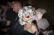 Zur London Fashion Week erschien sie mit floralem Helm