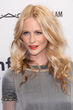 Poppy gibt dem Metallic-Look einen romantischen Touch
