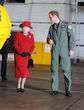Queen Elizabeth II. sagte William, er könne die Gästeliste wegwerfen und sich auf seine Freunde und Bekannte konzentrieren