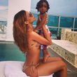 Rihanna spielte jetzt mit einem kleinen Jungen am Pool