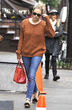 Sienna Miller im braunen Strickpulli gefällt Marie