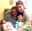 Wayne Ronney zeigt stolz sein Baby
