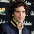 Mika stopft sich seine Schuhe mit Fleisch aus Mika stopft sich seine Schuhe mit Fleisch aus