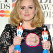 Adele zeigte sich am Dienstagabend mit auffälligem Schmuck 