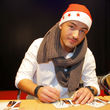 Mit Weihnachtsmütze schrieb er Autogramme