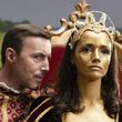 Jenny hält sie als goldene Königin als Sklavin