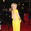 Elizabeth Banks schafft in einem gelben Dress mit tiefen Ausschnitt auf Platz 10