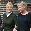 Ellen DeGeneres und ihre Liebste Portia de Rossi wirkten ebenfalls in dem Video mit