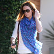 Emily Blunt setzt auf ein blaues Tuch zur Cargo-Pants
