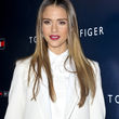 Jessica Alba setzte zum weißen Anzug auf einen beerenfarbenen, matten Lippenstift