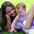 Jessica Alba liegt mit Haven Garner im Park 