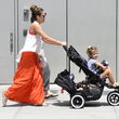 Denn das Modell ihres Kinderwagens verstaut gleich beide Mädels 