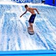 Auch beim Surfen wirkt Justin schlanker als auf dem Titelbild des Magazins