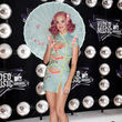 Katy Perry als Geisha mit Schirm Katy Perry als Geisha mit Schirm