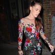 Kristen trägt auch mal Sneakers zum schicken Kleid