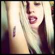 Lady GaGa zeigt ihr neues Tattoo - ist das auch der Titel ihres neuen Albums?