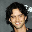 Michael Steger aus „90210“ hat die selbe Stimme wie Adam Brody