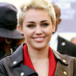 Dass Miley auch mit ihren Freundinnen über Intimes plaudert, lässt sie nicht als Ausrede gelten 