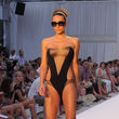 Winzige Bikinis werden durch High-Waist-Pants ersetzt