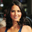 Olivia Munn setzte im dunkelblauen Dress auf tiefe Einblicke
