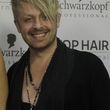 Ross findet aber, dass sie das Aussehen und die Stimme eines Stars hat