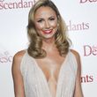 Stacy Keibler zeigt sich mit Mega-Ausschnitt Stacy Keibler zeigt sich mit Mega-Ausschnitt