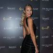 Auf Platz 9 landet die durchtrainierte Freundin von George Clooney, Stacy Keibler, mit nacktem Rücken