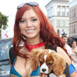 Veronica Ricci als Super Girl - inklusive einem Hündchen als Sidekick