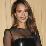 Jessica Alba zeigte sich auf dem roten Teppich im Latex-Kleid