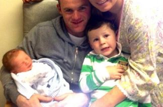 Wayne Rooney zeigt stolz sein Baby