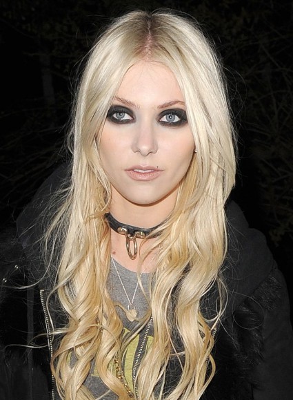 http://content1.promiflash.de/article-images/w425/taylor-momsen-guckt-komisch.jpg