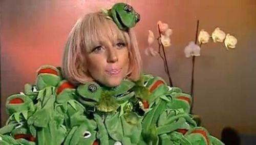 Miss Piggy war geschockt über den Frosch-Schal von Lady GaGa Miss Piggy war geschockt über den Frosch-Schal von Lady GaGa