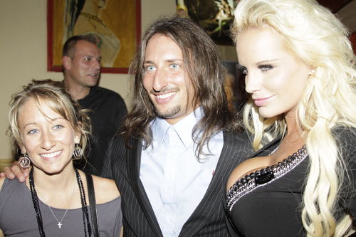 Big Brother - Bei der BB-Party in Köln feierten alle ganz ausgelassen. Zu sehen hier: Rayo mit seiner Schwester Sandra und Gina-Lisa