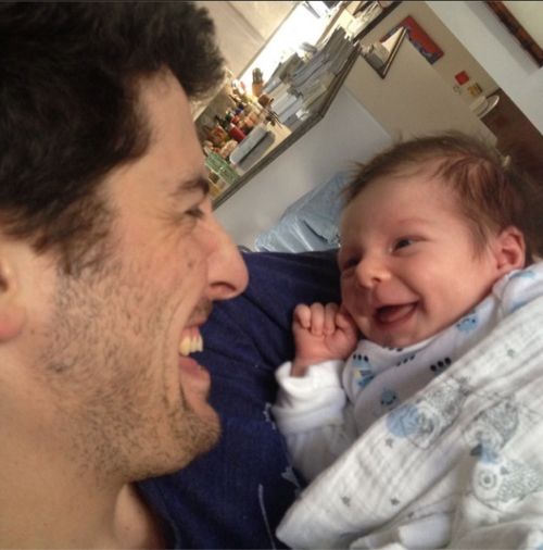 Jason Biggs zeigt sich jetzt mit seinem kleinen Sid, der schon lachen kann, wie ein Großer Jason Biggs zeigt sich jetzt mit seinem kleinen Sid, der schon lachen kann, wie ein Großer