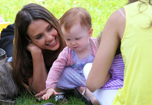 Jessica Alba liegt mit Haven Garner im Park Jessica Alba liegt mit Haven Garner im Park