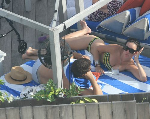 Katy Perry relaxt gerade in Miami Beach Katy Perry relaxt gerade in Miami Beach
