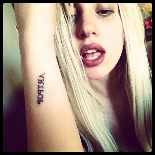 Lady GaGa zeigt ihr neues Tattoo - ist das auch der Titel ihres neuen Albums? Lady GaGa zeigt ihr neues Tattoo - ist das auch der Titel ihres neuen Albums?