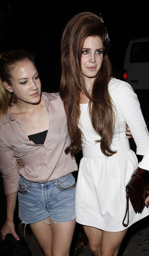 Lana Del Rey hat einen neuen Hairstyle Lana Del Rey hat einen neuen Hairstyle