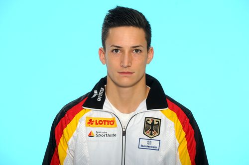 Turner Marcel Nguyen hat ein Brust-Tattoo Turner Marcel Nguyen hat ein Brust-Tattoo