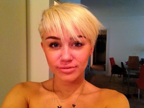 Miley Cyrus überraschte vor Kurzem mit kurzen Haaren Miley Cyrus überraschte vor Kurzem mit kurzen Haaren