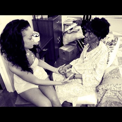 Rihanna trauert sehr um ihre Oma Rihanna trauert sehr um ihre Oma