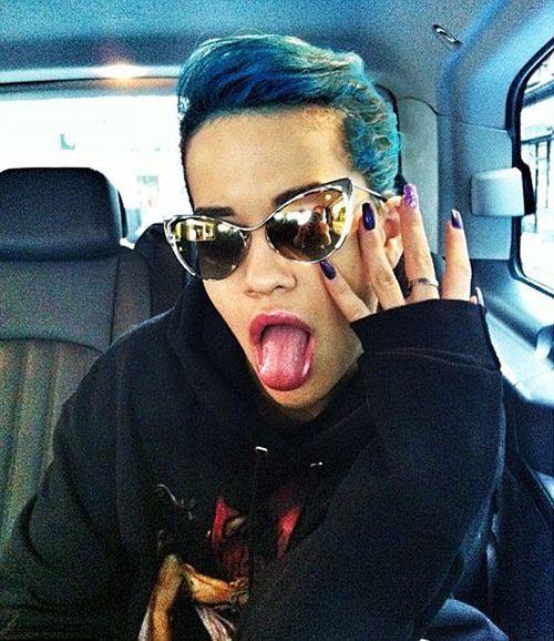 Rita Ora hat jetzt blaue Haare