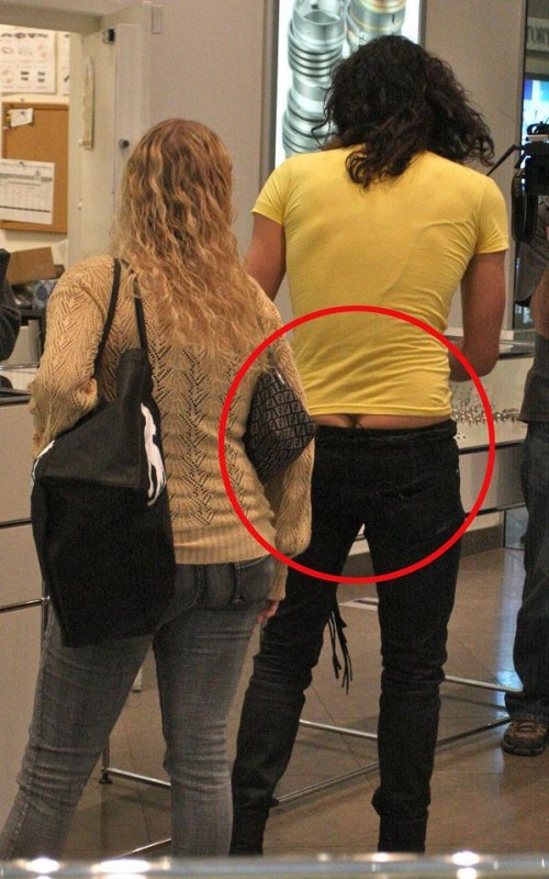 Trägt Russell Brand einen Tanga? Promiflash.de