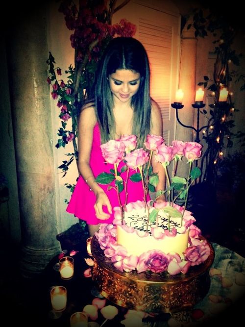 Selena Gomez' bekam eine außergewöhnliche Rosen-Torte Selena Gomez' bekam eine außergewöhnliche Rosen-Torte